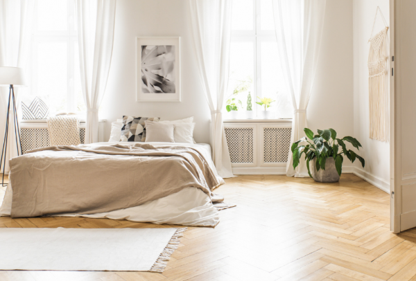 Kamar remaja dengan motif herringbone pada lantai kayu yang menghadirkan sentuhan Eropa modern